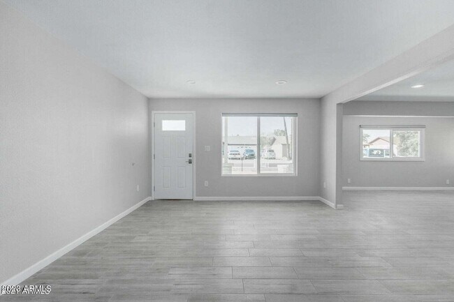 Building Photo - 728 E Yale Dr