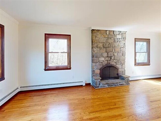 Building Photo - Great Four Bedroom