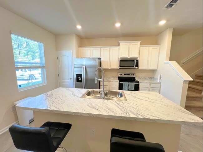 Building Photo - Charming 2-Bedroom Townhouse in Rivergate,...
