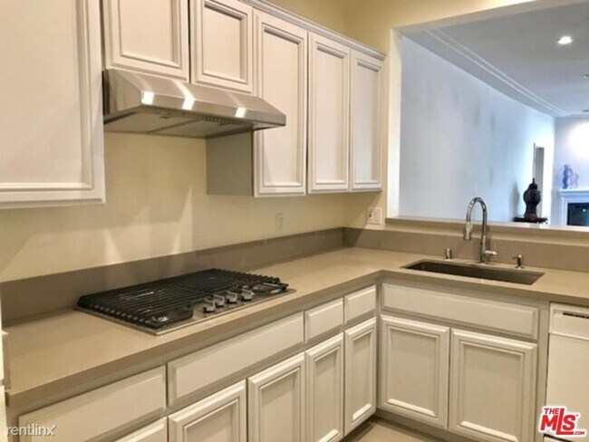 Building Photo - 2 br, 3 bath House - 117 S Clark Dr Apt 202