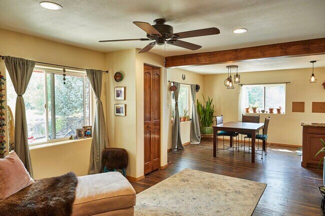 Foto del edificio - 127 Oakley Ln
