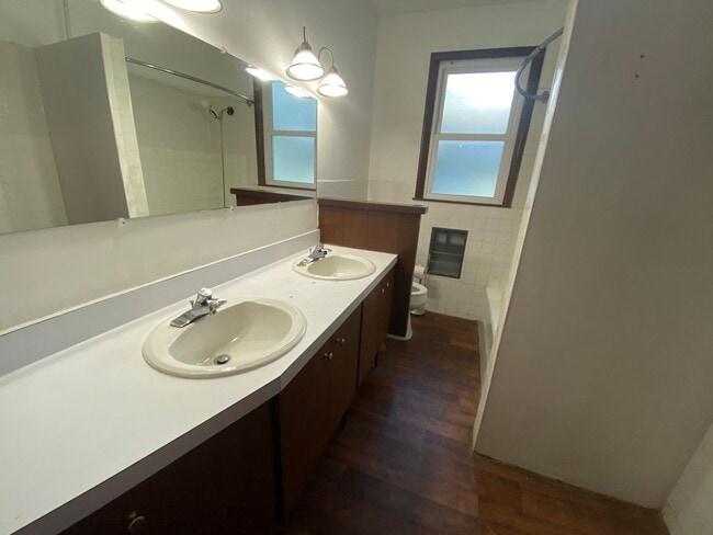 Building Photo - 620 E Delmar St