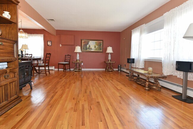 upper level-living room - 64 Gilbert Ave