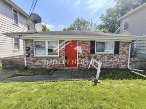 Building Photo - 2210 Woodlawn Ave