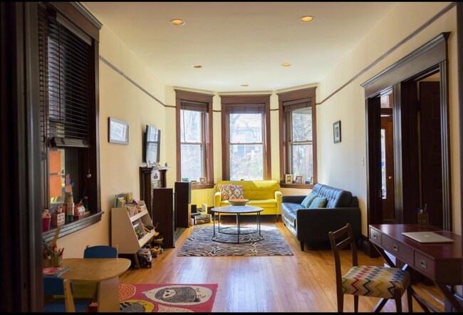 Building Photo - 1361 N HOYNE Ave