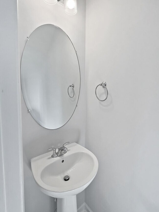 Foto del edificio - Holiday Special! Beautiful 2 Bedroom Condo in Glen Allen! – No Application Fee This Season!