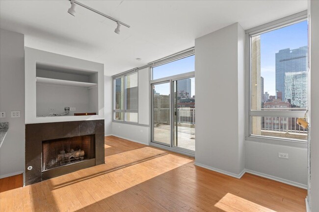 Building Photo - 701 S Wells St
