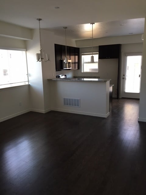 Building Photo - BEAUTIFUL 3 BED/3.5 BATH TOWNHOME