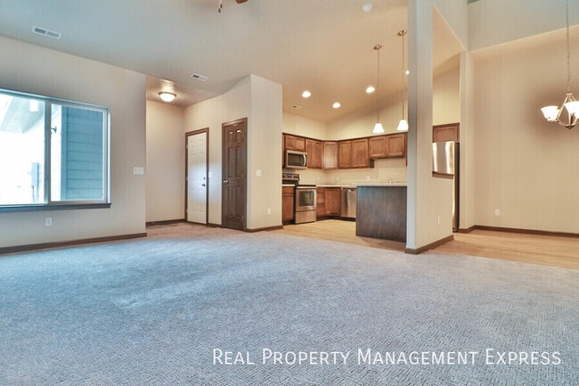 Building Photo - 3 Bedroom Luxury Townhome with 2-Stall Garage