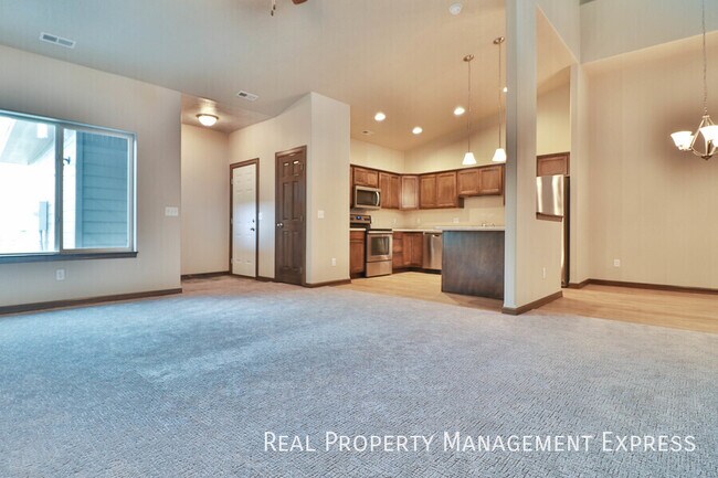 Foto del edificio - 3 Bedroom Luxury Townhome with 2-Stall Garage