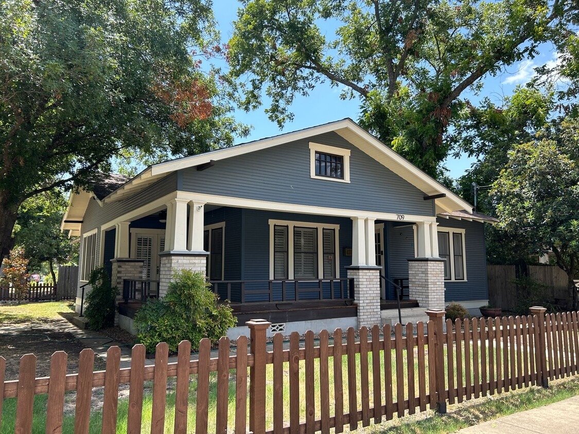 Beautiful Era Specific Built Ins / Wrap Around Front Porch / Downtown New Braunfels / TONS of U... - Beautiful Era Specific  Built Ins /  Wrap Around Front Porch / Downtown New Braunfels / TONS of U...