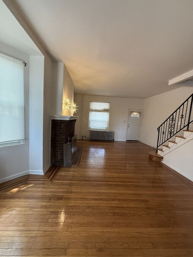 Foto del edificio - Comfortable 3BR Home Near Transportation – Available Now