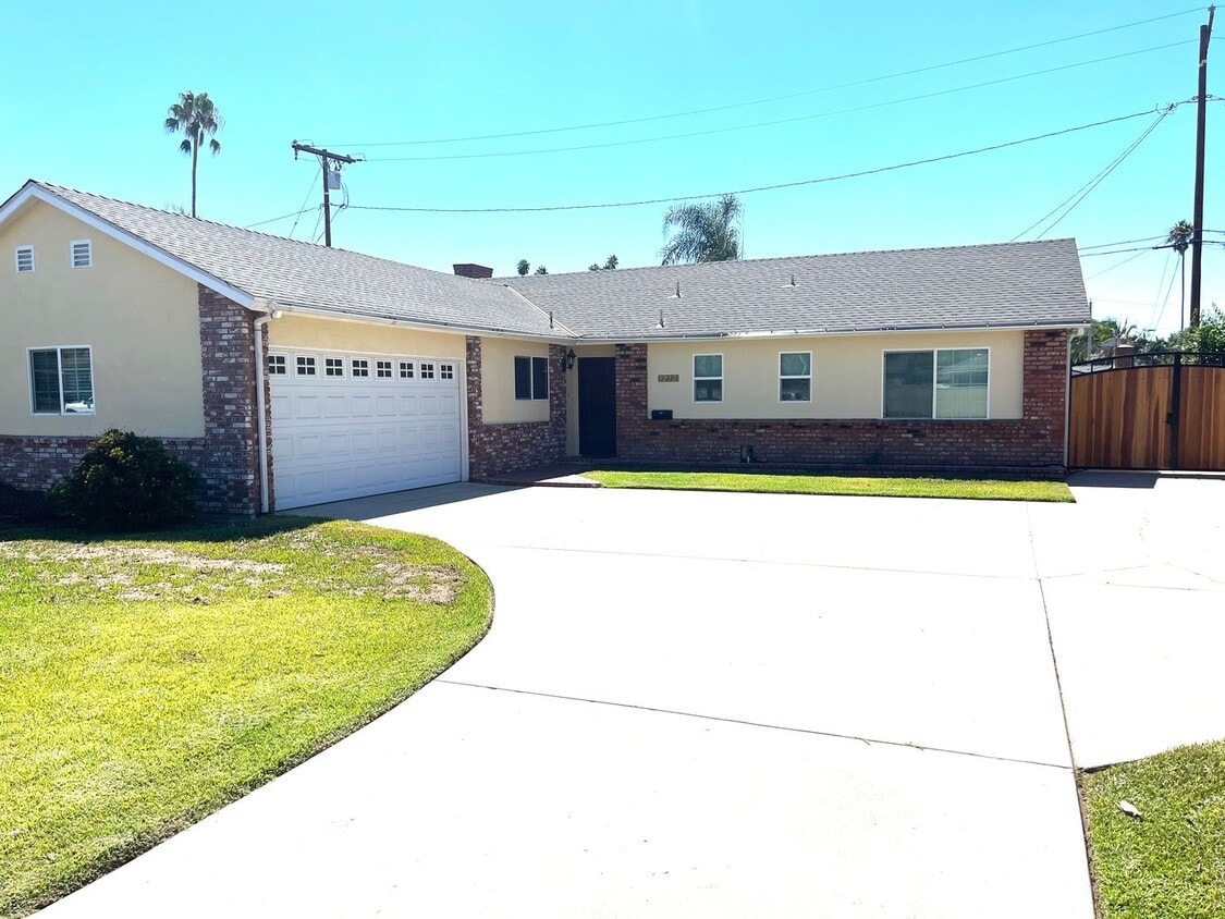 Foto principal - Beautiful home in West Covina w/RV parking...