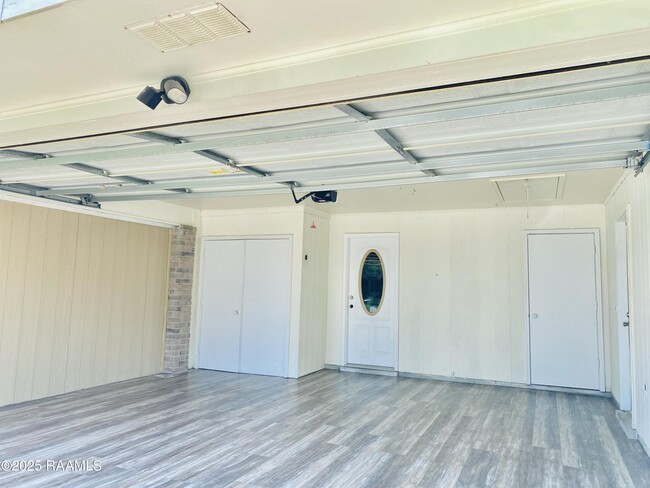 Building Photo - 107 St Nicholas Dr