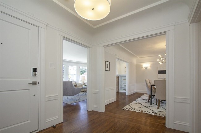 Foto del edificio - Newly Renovated Marina Style Bay View Home