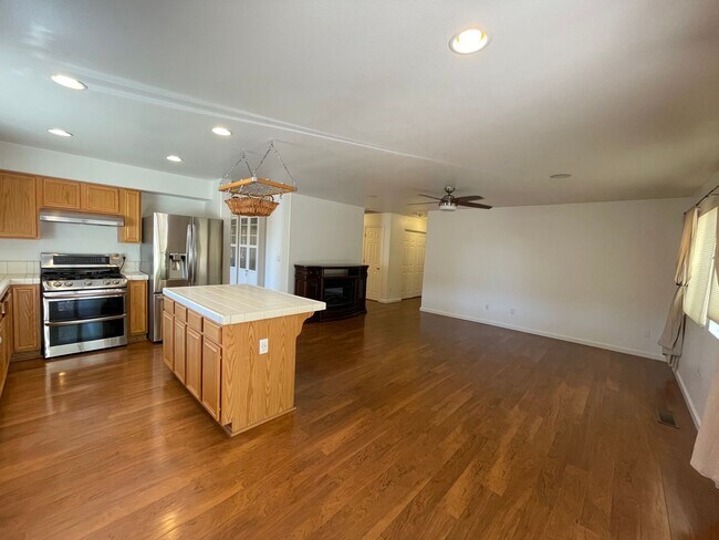 Building Photo - 3 Bedroom / 2 Bathroom Northwest Home