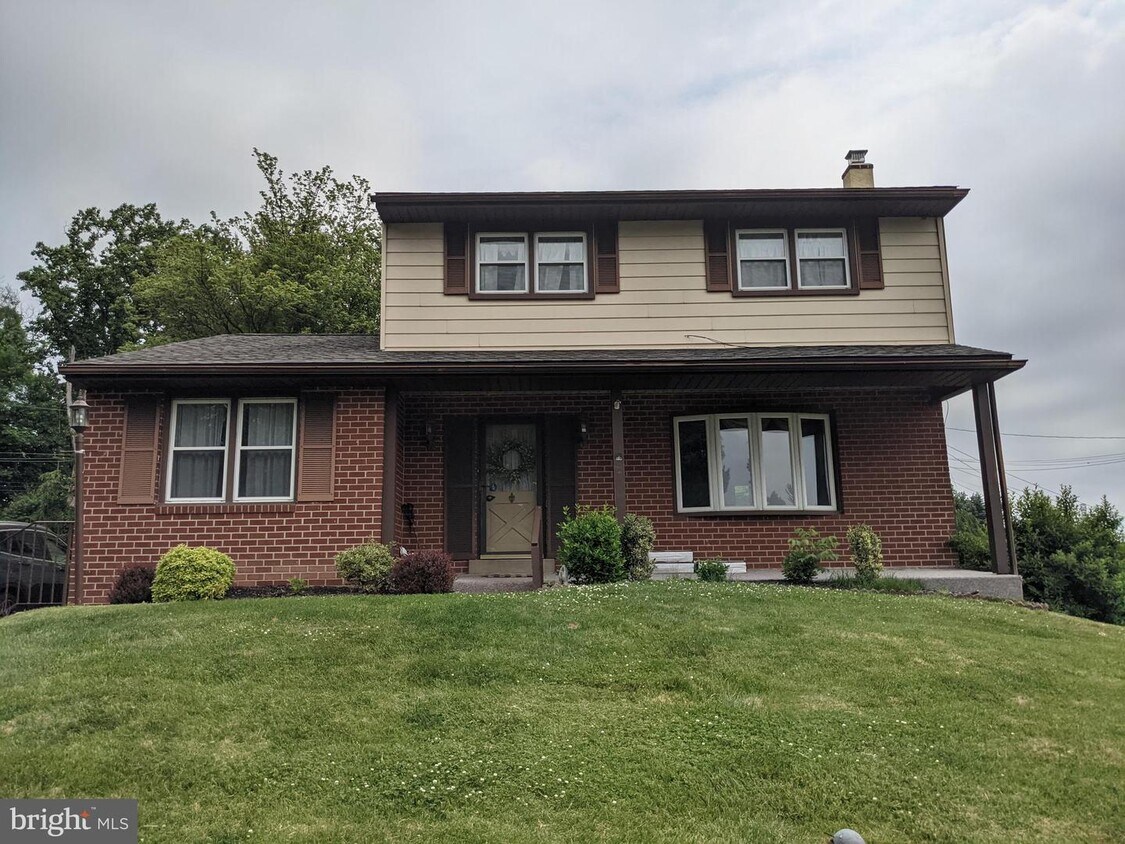 Primary Photo - 14 Westwood Cir