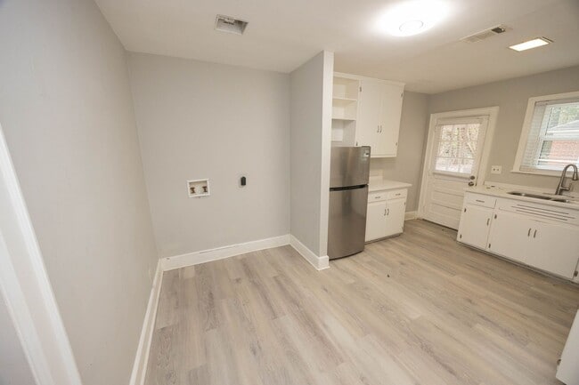 Foto del edificio - 2058 Woodley Rd