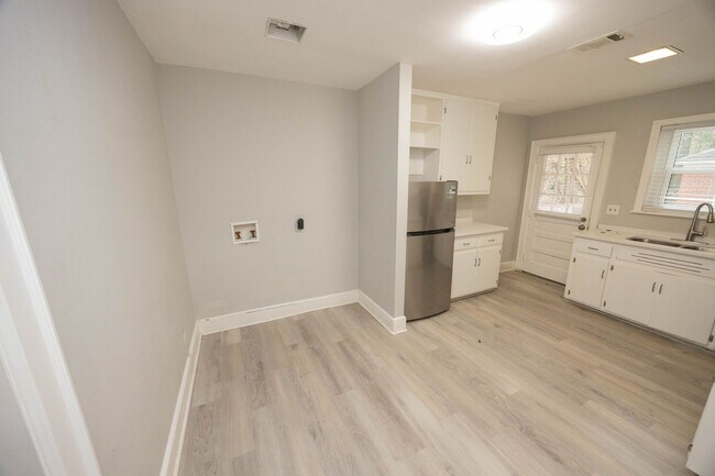 Building Photo - 2058 Woodley Rd