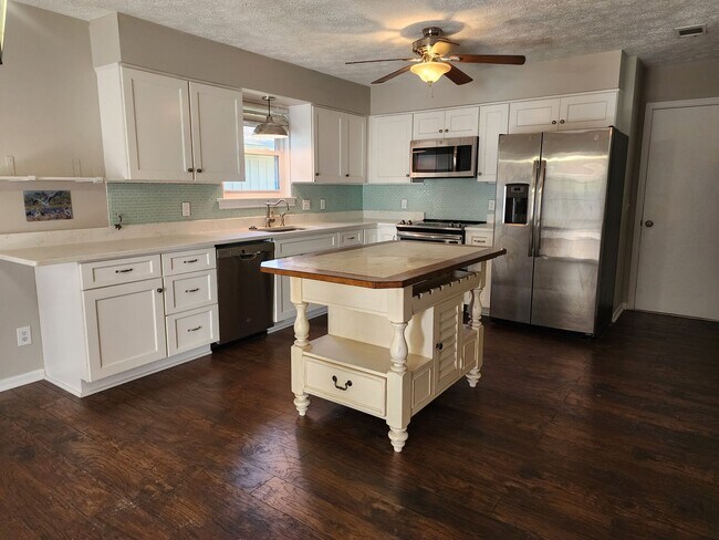 Building Photo - *Now Available* 3 Bedroom, 2 bath home loc...