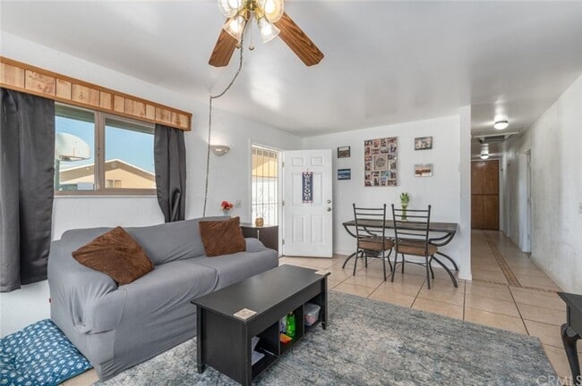 Building Photo - Large 4 Bedroom Home Central 29 Palms