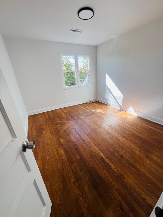 Building Photo - Newly renovated Arlington neighborhood apa...