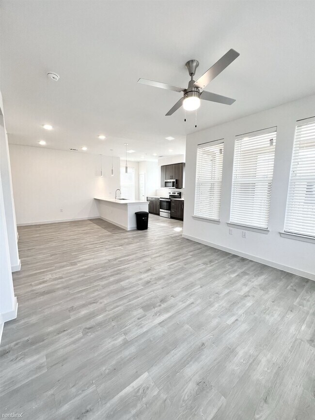 Building Photo - 1 br, 1 bath Condo - 3227 S Interstate 35