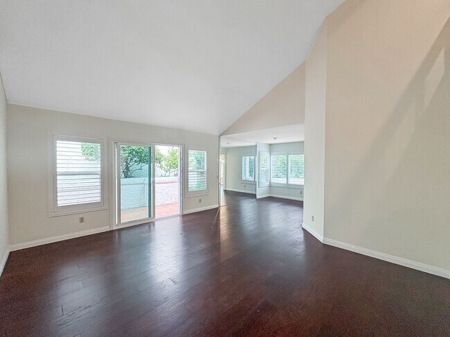 Building Photo - Beautiful 4B/3BA House w/ 2 Car Attached G...