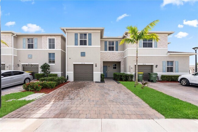 Building Photo - 818 SE 17th St