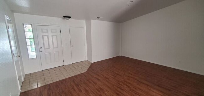 Foto del edificio - Turlock 2 Bedroom 2 Bath with Garage Triplex