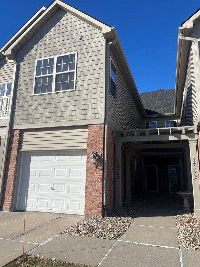 Building Photo - Town Home For Rent Bellevue!