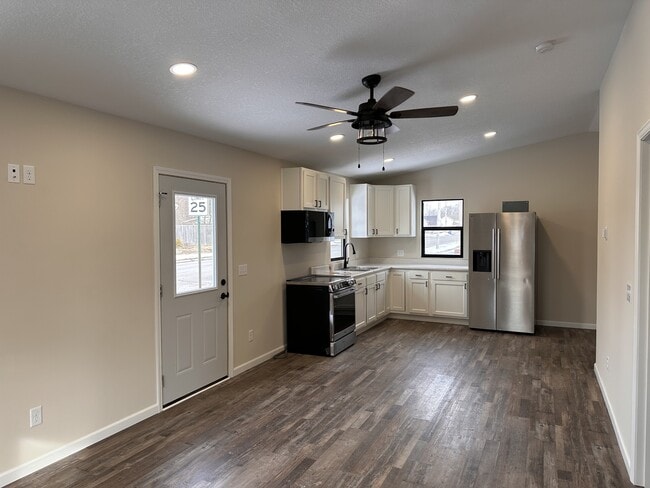 Building Photo - 406 E Sycamore St