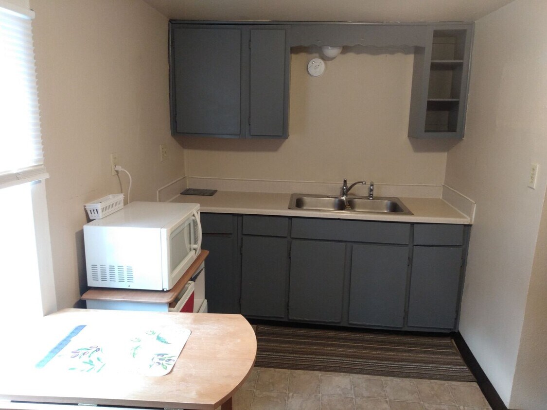 809 Ave Unit 2602 E Dale 2, Colorado Springs, CO 80909 Room