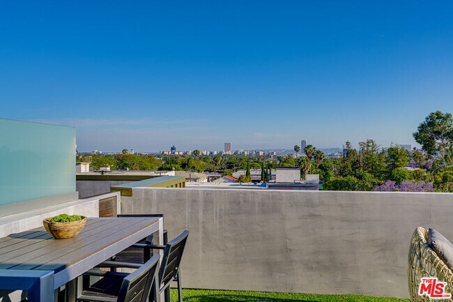 Foto del edificio - 1040 N Spaulding Ave