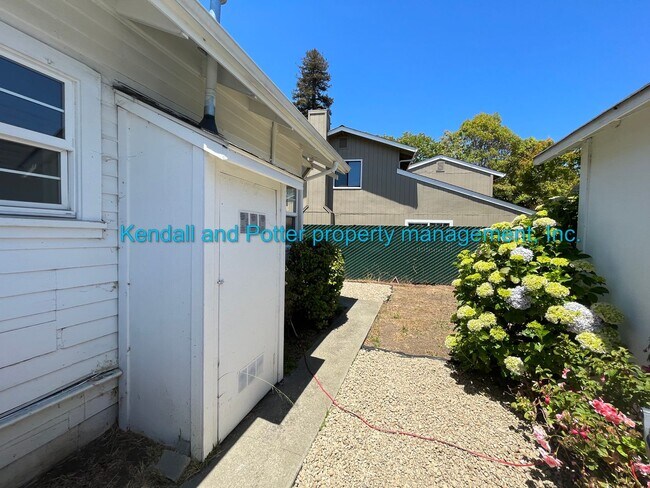 Foto del edificio - Centrally Located Santa Cruz 3 Bedroom 2 B...