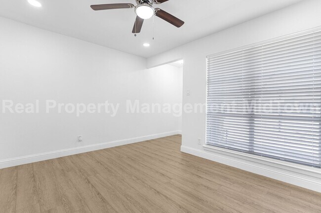 Foto del edificio - 512 Livingston Dr