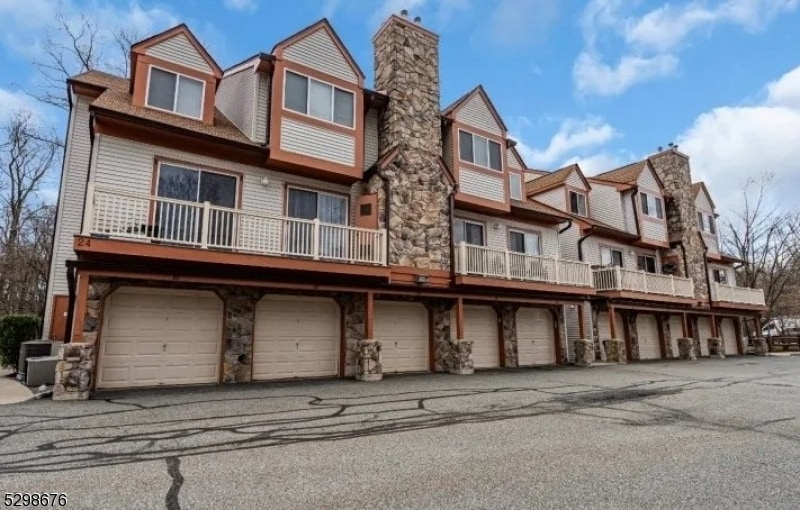 14 Woods Edge Dr, Roxbury Township, NJ 07876 Room for Rent in Roxbury