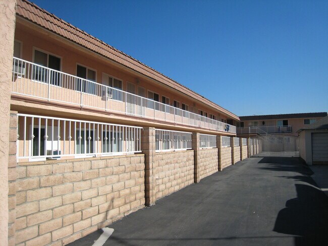 complex with driveway-gated - 11100 Pangborn Ave