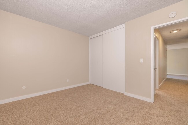 Building Photo - Villa Knolls Apartments