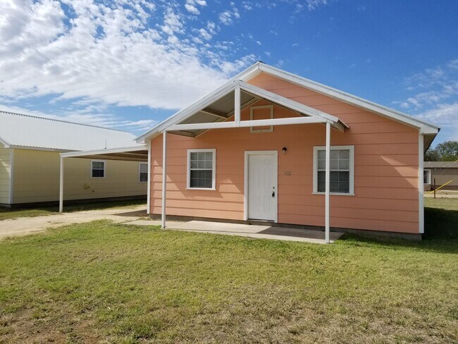 Foto del edificio - 3 bed, 1 bath home with CARPORT! Month to ...