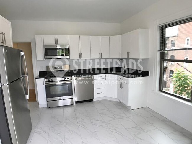 Building Photo - 3 bedroom in Brookline MA 02135