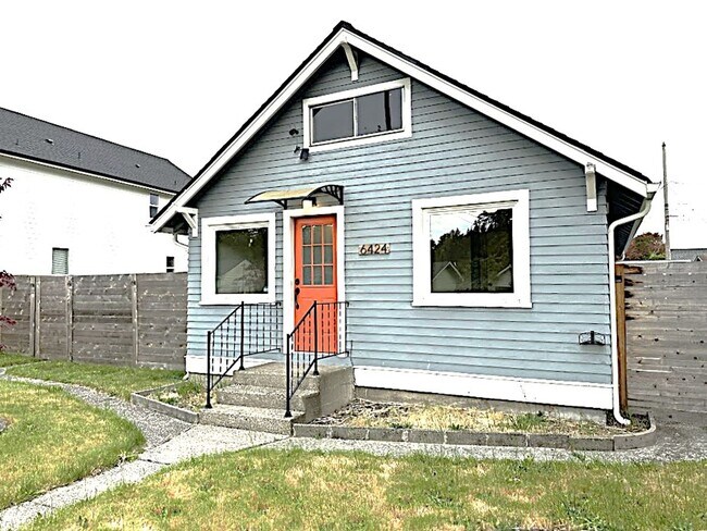 Building Photo - Stunning 2 bedroom 1 bathroom home with fu...