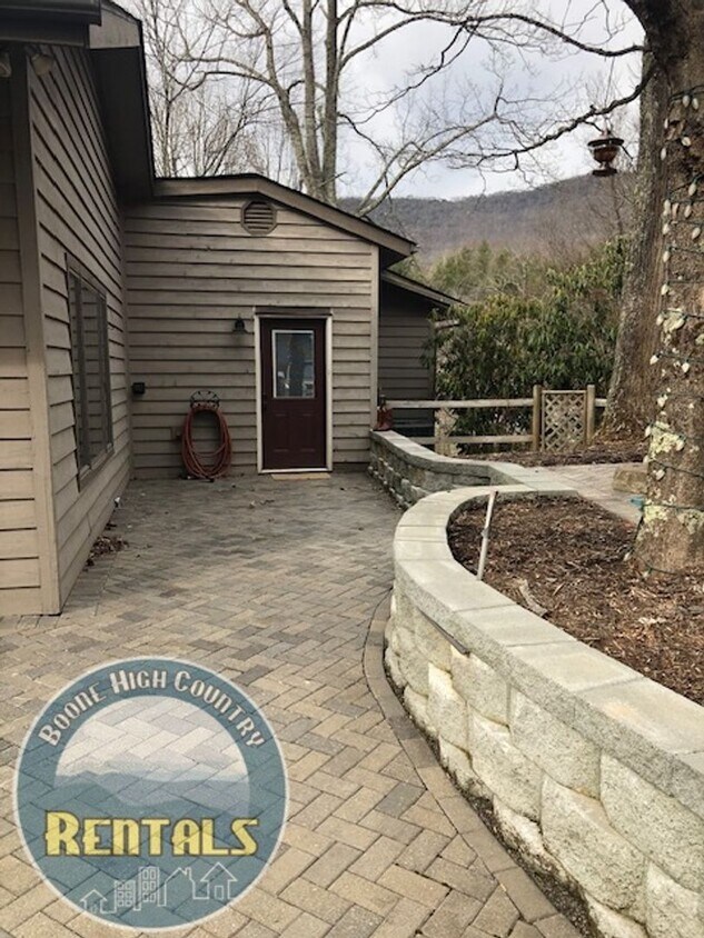 Foto principal - Luxurious 3 Bedroom Home Off 105 Bypass!