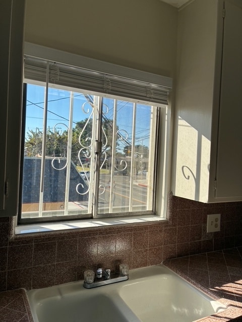 Ventana de la cocina - 9412 1/2 Flower St