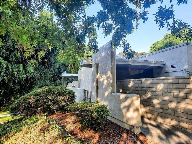 Foto del edificio - 2233 Via Puerta