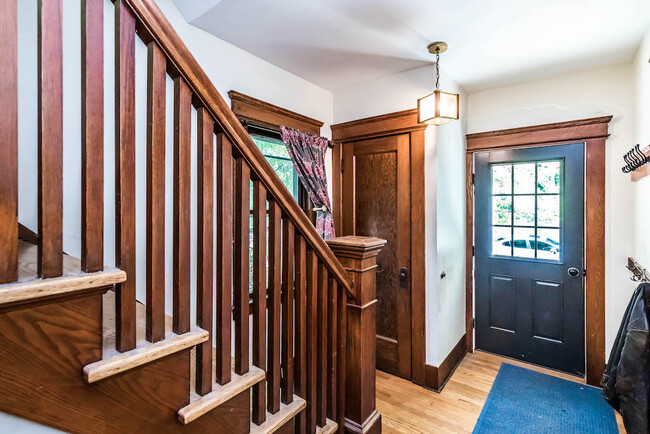 Entry foyer - 104 Buckingham Ave