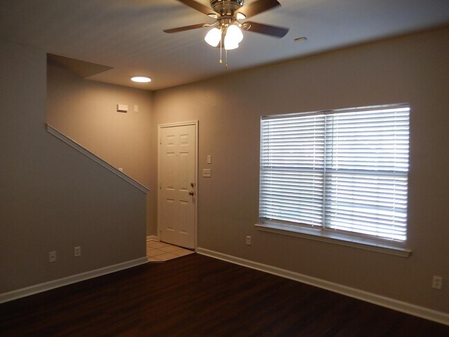 Building Photo - 3100 Dian Rd
