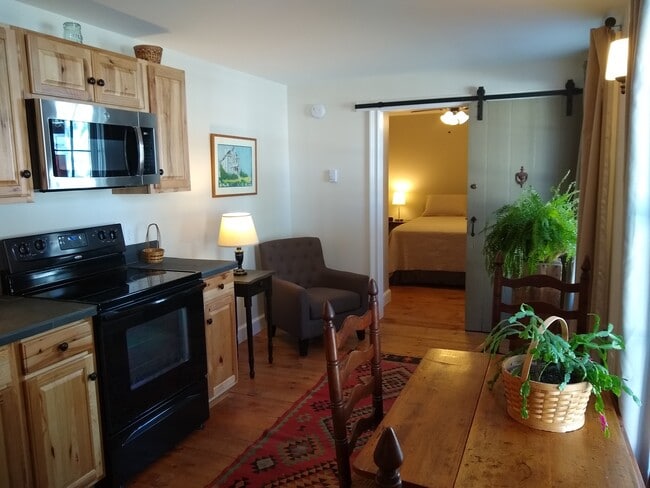 Building Photo - 278 Maine St