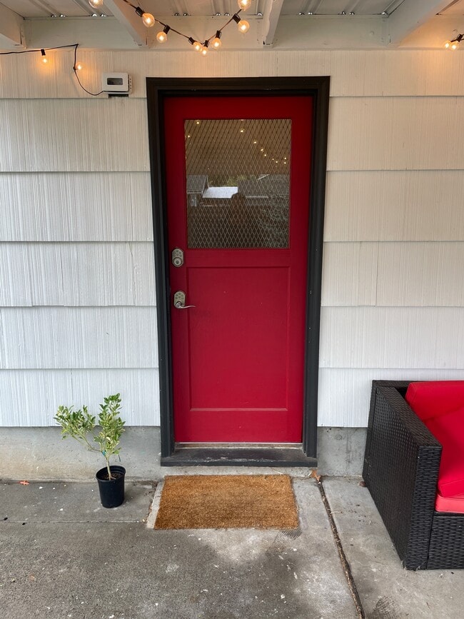 Private Entrance - 5520 N Concord Ave