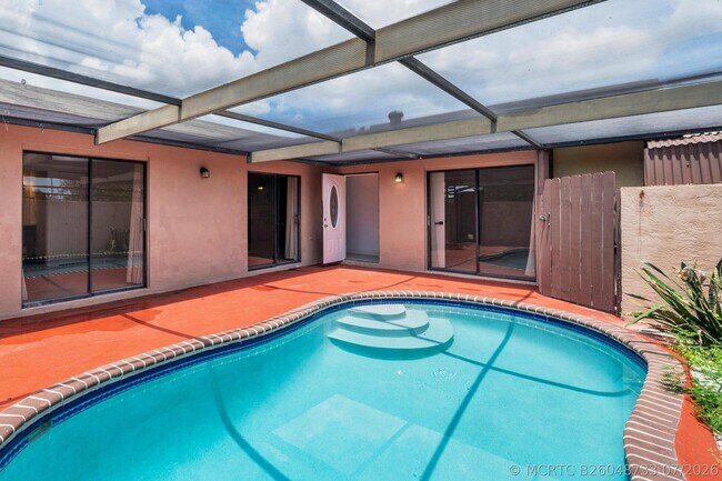 Foto del edificio - 4757 Sunny Palm Cir